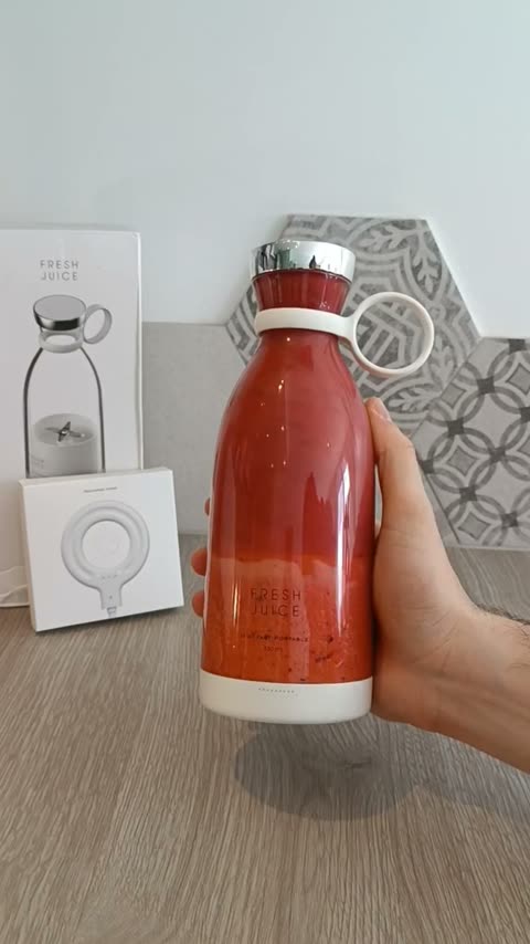 Mini Juicer TikTok ad — peak attention frame